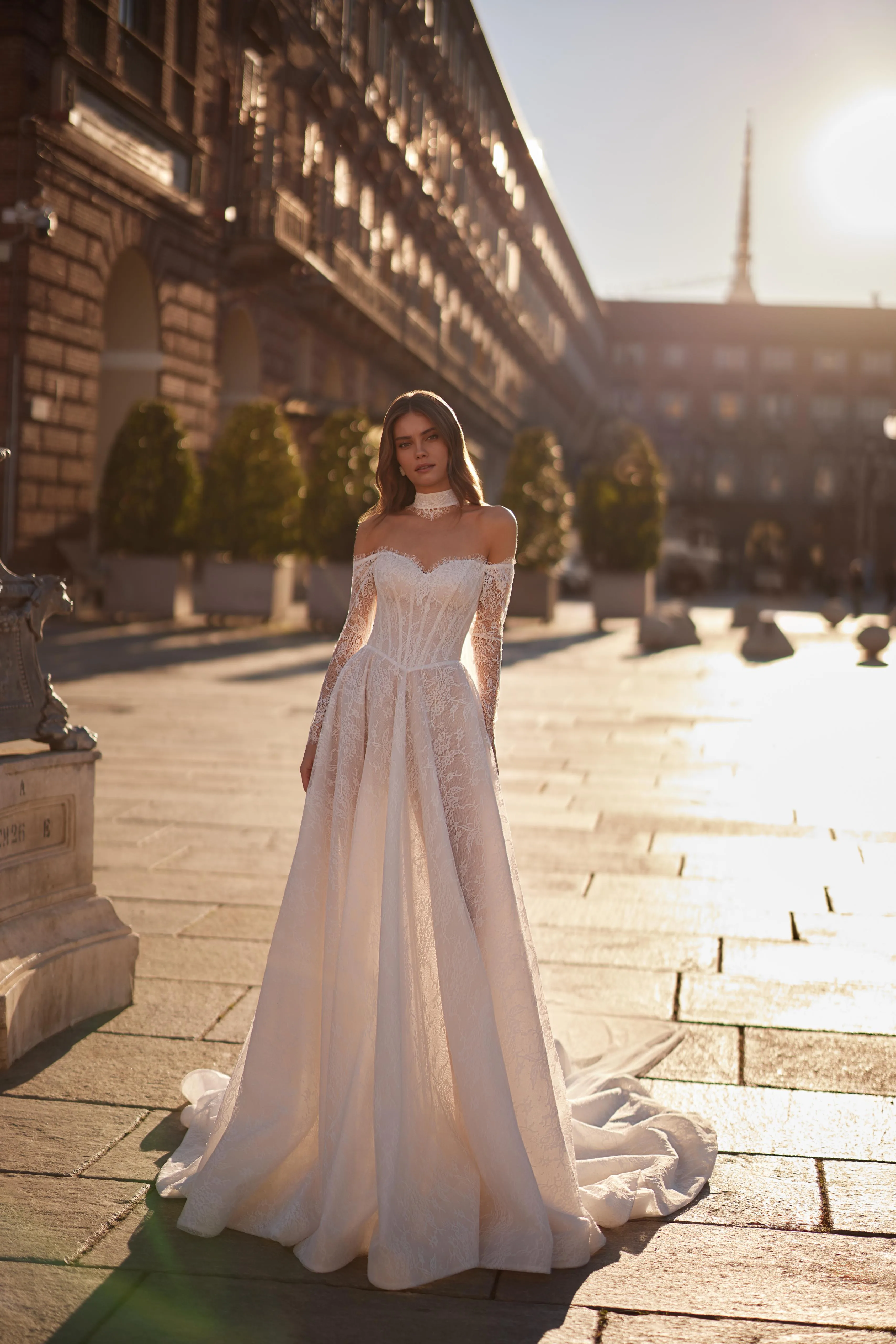 Brautkleid mit Allover-Spitze von Oberteil bis Saum