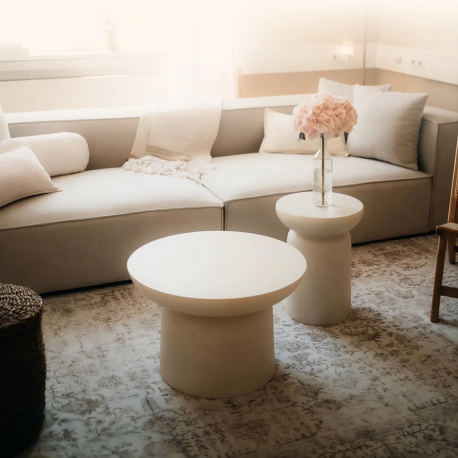 Lounge mit hellem Sofa und Rosen im Love Edit Bridalstore, in der deine Begleitung Platz nimmt