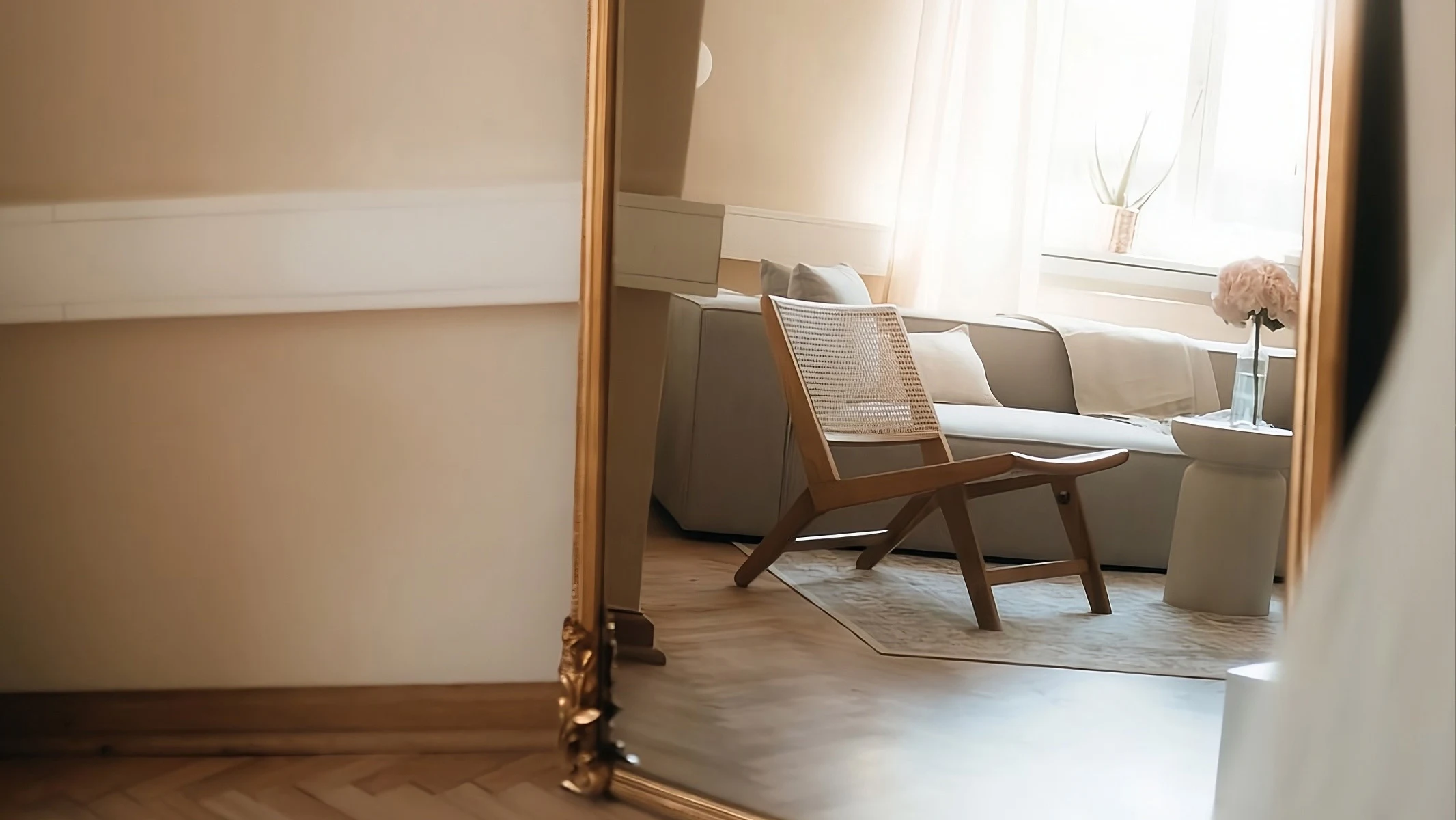 Goldener Spiegel im Love Edit Bridalstore, in dem sich die Lounge für deine Anprobe spiegelt