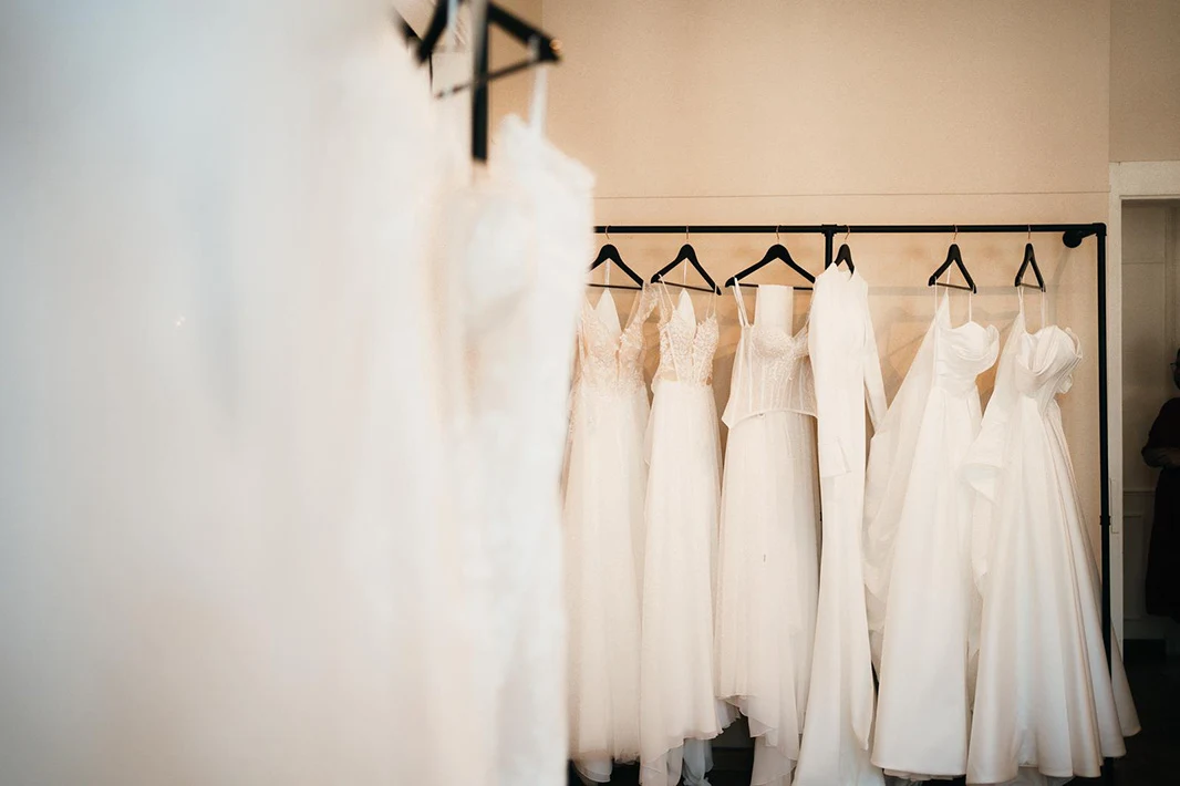 Brautkleider auf der Kleiderstange im Kleidersalon von Love Edit in Bamberg