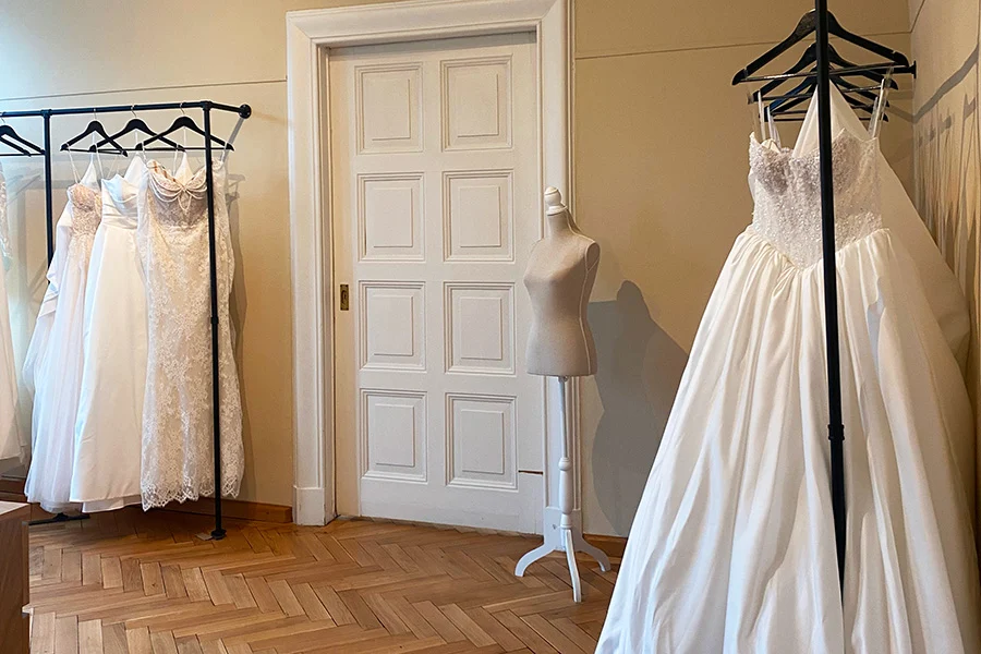 Brautkleid aus Satin mit weitem Rock im Anproberaum von Love Edit in Bamberg