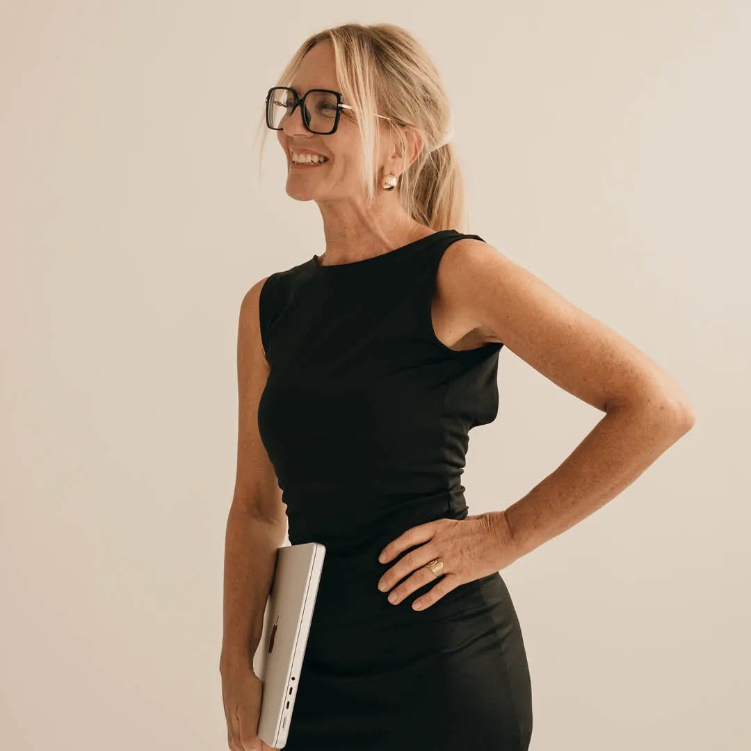 Frau im schwarzen Outfit im Bridalstore Bamberg Team