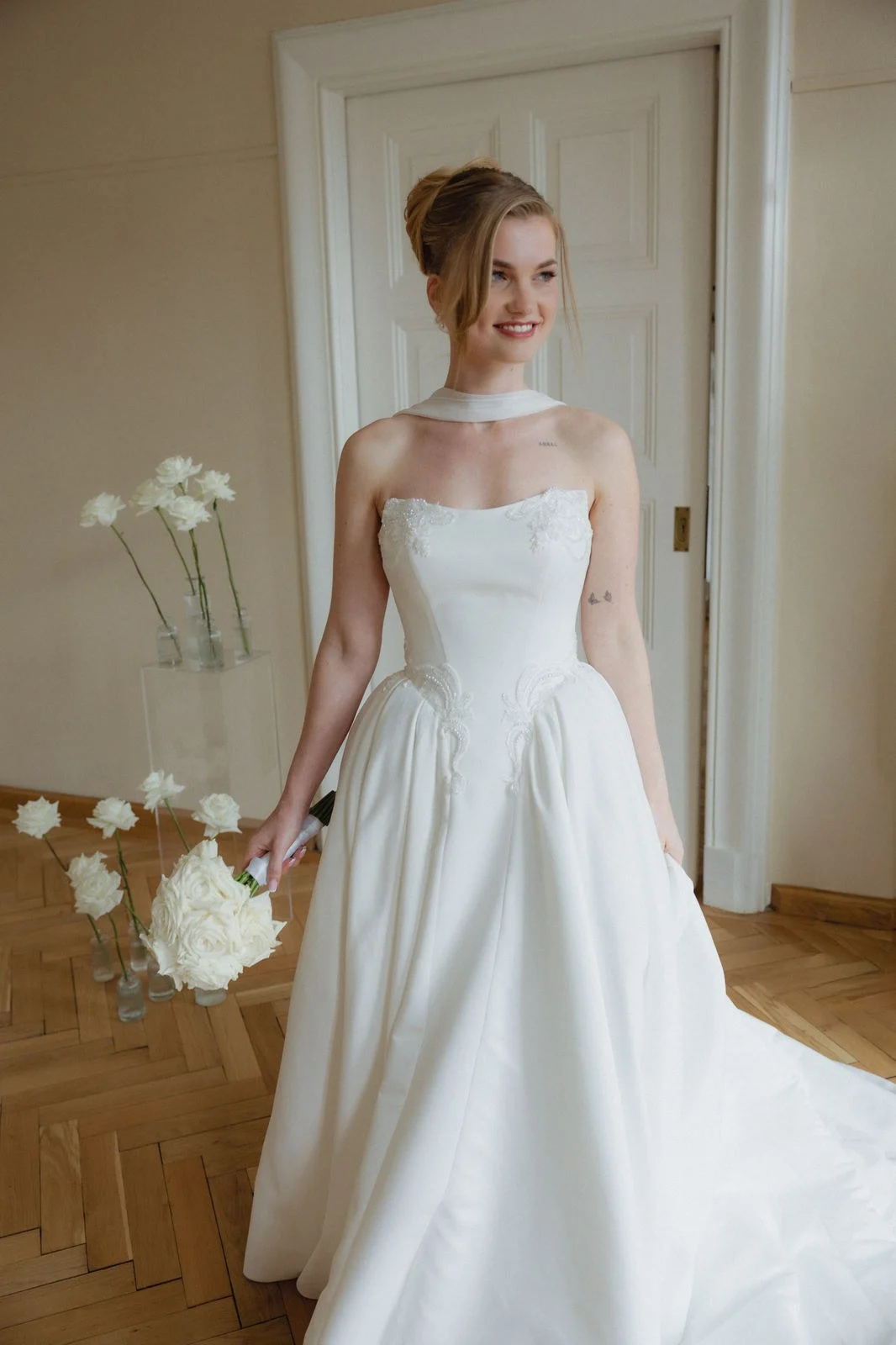 Braut im Brautkleid mit langer Schleppe im Love Edit Bridalstore