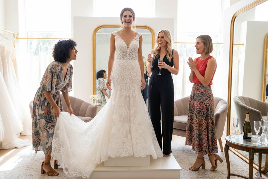 Freundinnen helfen bei Brautkleid Anprobe Bamberg